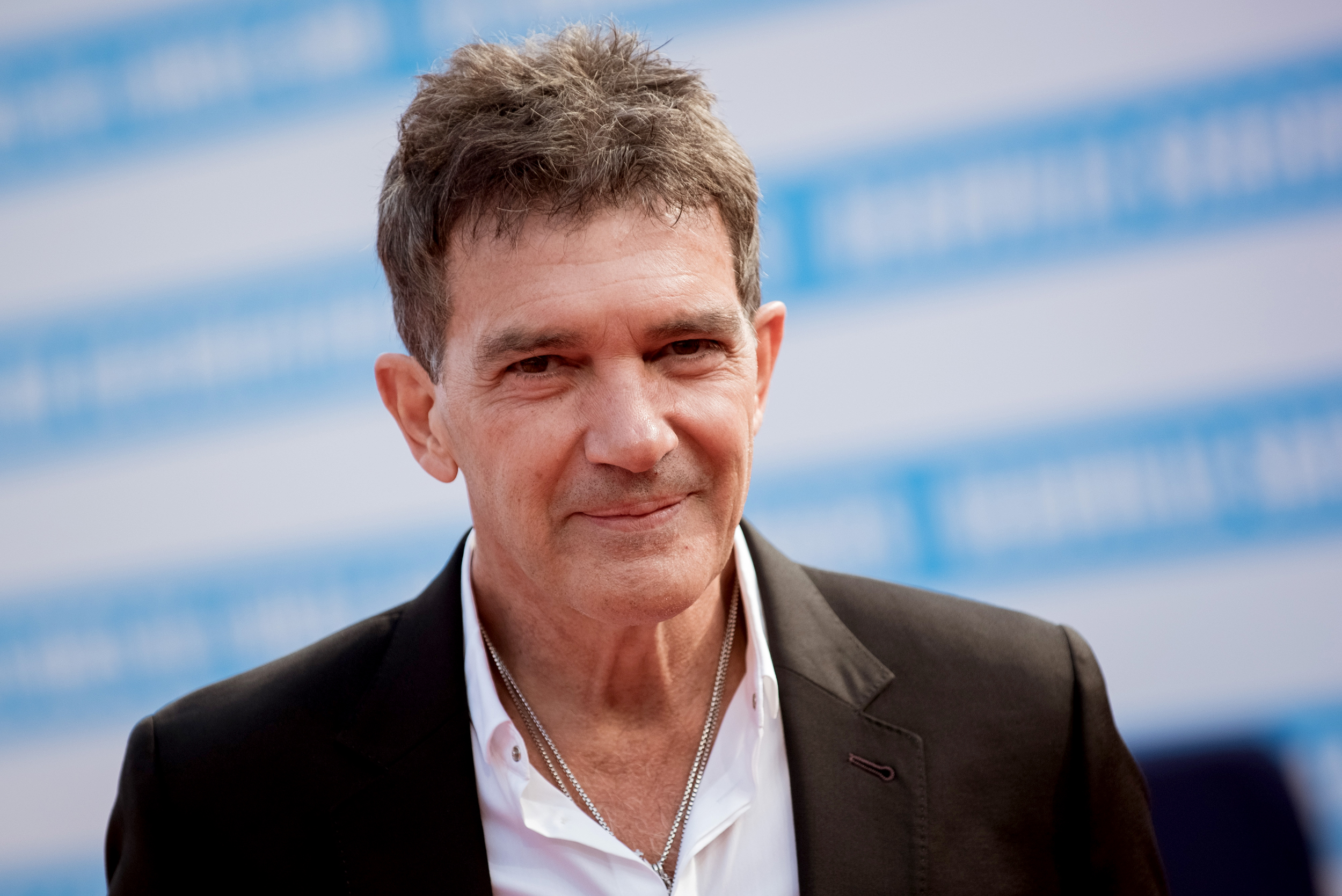 Antonio banderas wearing a suit smiling